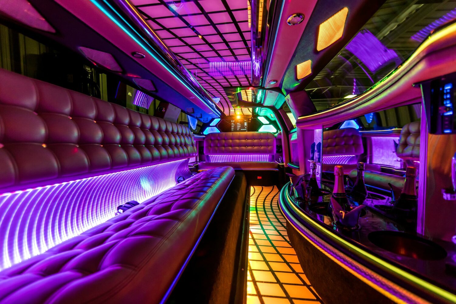 vip-limo-service-chrysler-300-stretch-limousine-interior-01-1500